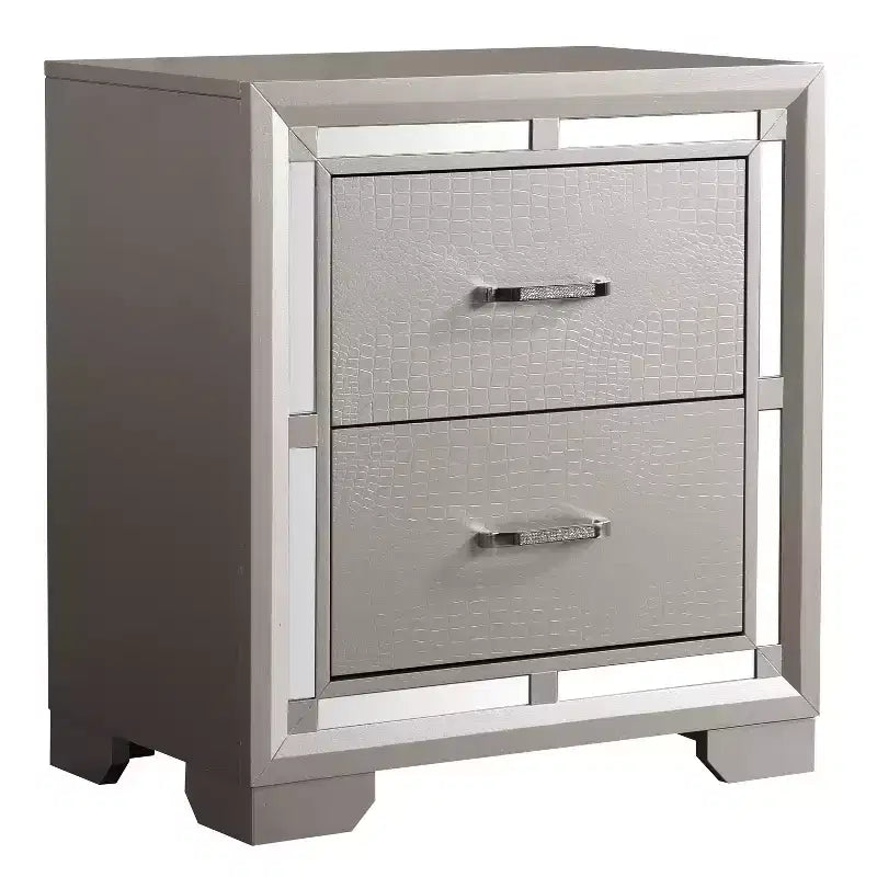 Table de chevet carrée en métal argenté à 2 tiroirs de 71 cm de haut x 63,5 cm de large pour chambre et salon