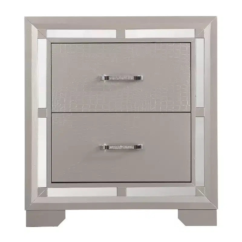 Table de chevet carrée en métal argenté à 2 tiroirs de 71 cm de haut x 63,5 cm de large pour chambre et salon
