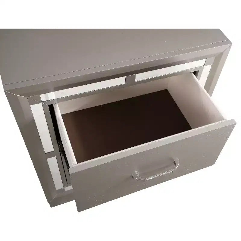 Table de chevet carrée en métal argenté à 2 tiroirs de 71 cm de haut x 63,5 cm de large pour chambre et salon