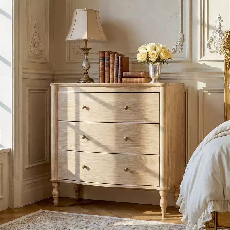 Table de chevet en bois à 3 tiroirs avec façade incurvée et pieds tournés de style vintage