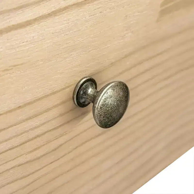 Table de chevet en bois à 3 tiroirs avec façade incurvée et pieds tournés de style vintage