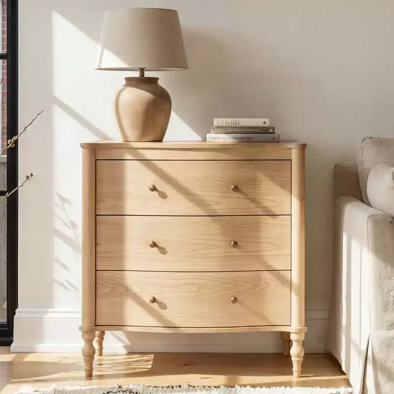 Table de chevet en bois à 3 tiroirs avec façade incurvée et pieds tournés de style vintage