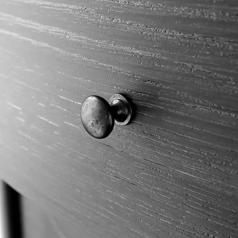 Table de chevet en bois à 3 tiroirs avec façade incurvée et pieds tournés de style vintage