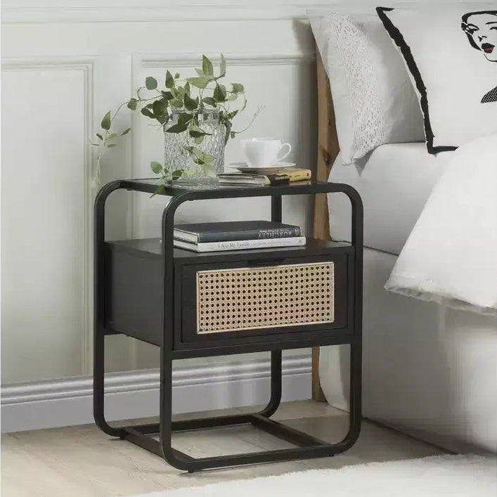 Table d'appoint noire de 19 pouces avec plateau en verre, cadre en métal et tiroir de rangement, 24 pouces de haut