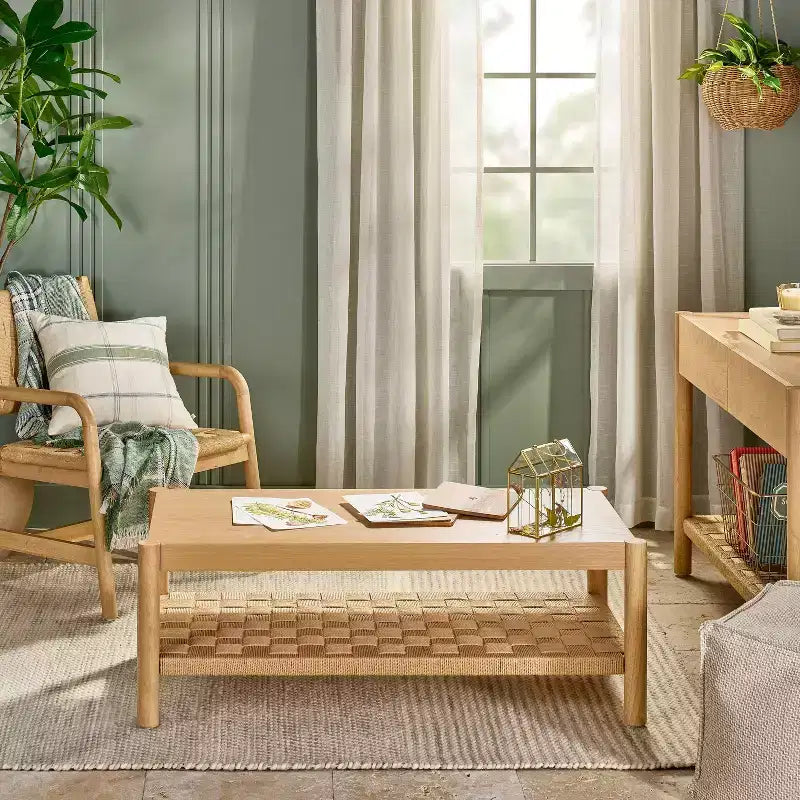 Table basse rustique avec pieds tourillons et étagère inférieure tressée, marron clair