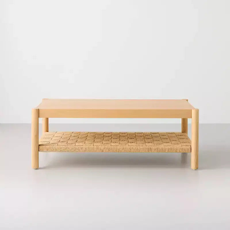 Table basse rustique avec pieds tourillons et étagère inférieure tressée, marron clair