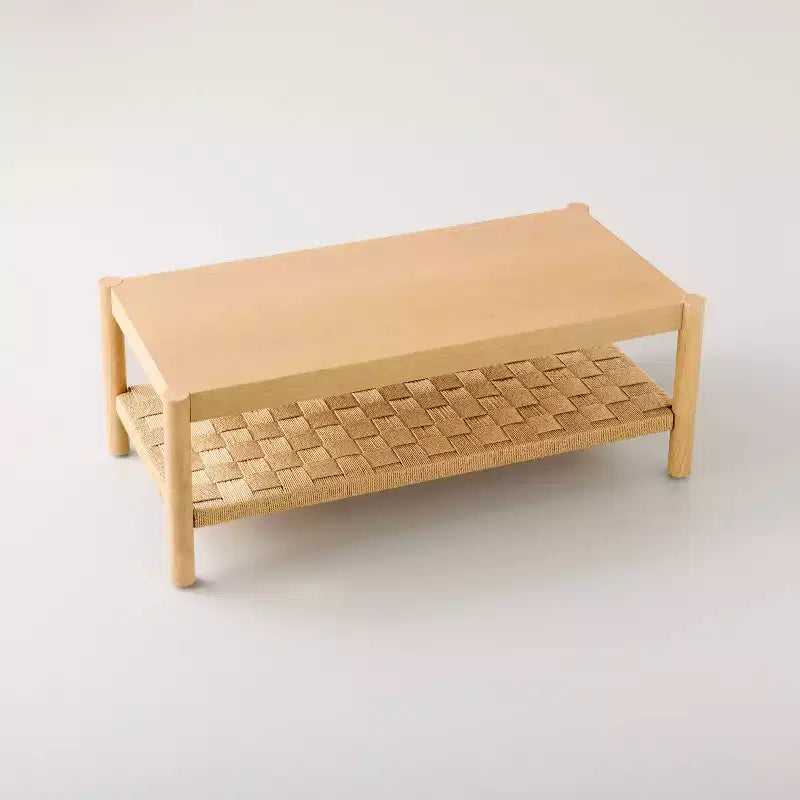Table basse rustique avec pieds tourillons et étagère inférieure tressée, marron clair
