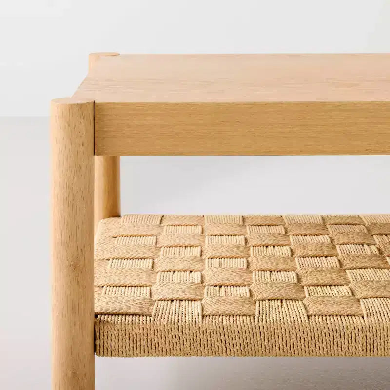 Table basse rustique avec pieds tourillons et étagère inférieure tressée, marron clair